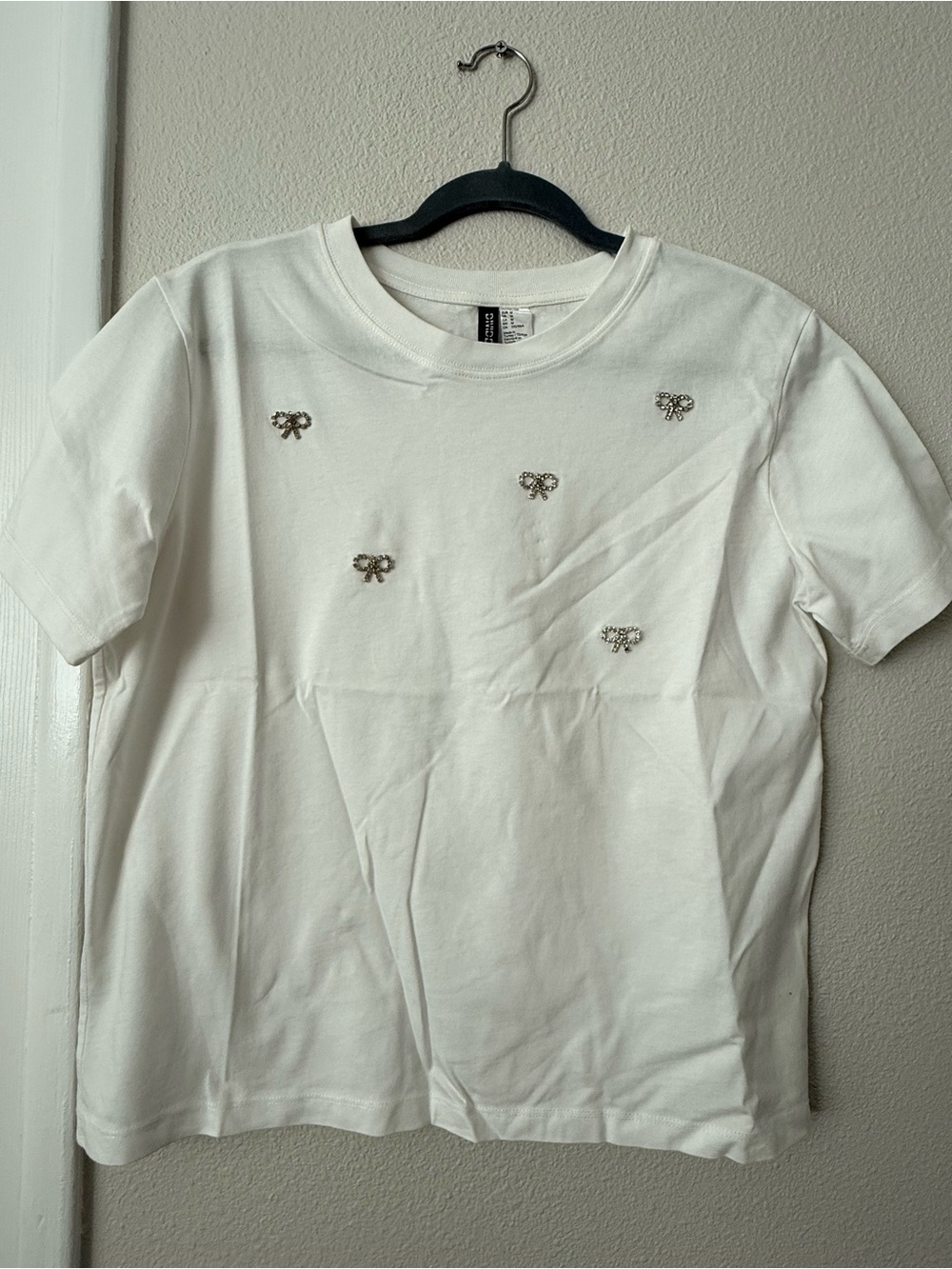 Divided White Short-Sleeve Crewneck Tee with Bow Embellishments